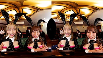 Blonde Latex-Bunny fickt hart auf japanischem Ozeandampfer