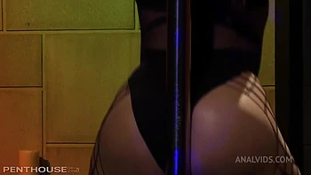 Penthouse Pornostar mit großen Titten gefickt