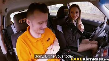 Queen Hailey fickt hart auf Rückbank beim Fahrunterricht