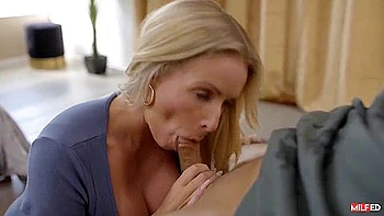 Даниэль Рене трахает узкую киску после минета пасынку