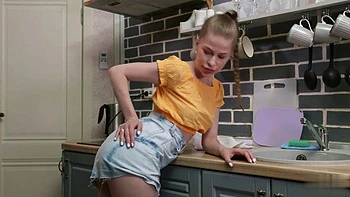 Anastasia Sharp se masturba com os mamilos sensuais