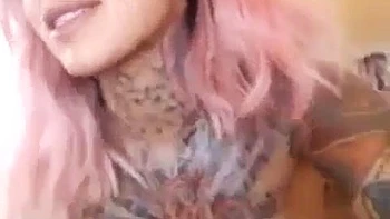 Zorra tatuada sexy se masturba con juguetes