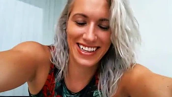 Moleca sozinha se masturbando