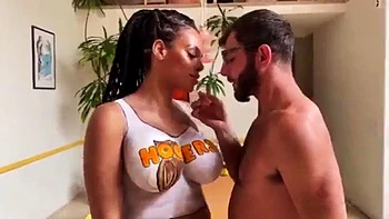 Tetas grandes, chupada y perrito vaquera