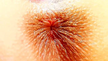 Rubia europea se masturba con juguetes, primer plano de su coño