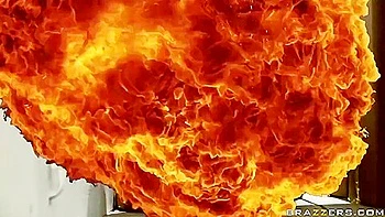 Loira Madison Scott chupando pau grande no escritório