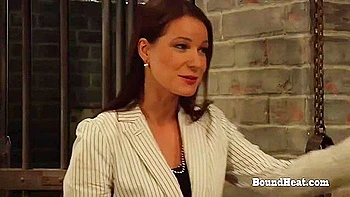 Lesbianas BDSM loiras e morenas em dominação