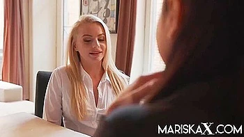 Blonde Milf und zwei Frauen wild im Büro gefickt