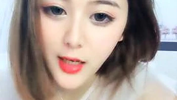 Sexy Amateur tanzt und zeigt ihren Körper