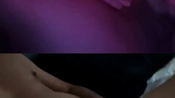 Chica teen se masturba con dildo en webcam