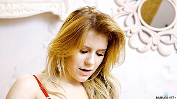 Молодая блондинка Марсела раздевается и играет с большой жопой