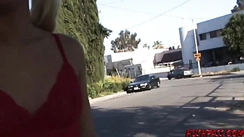 Голая 19-летняя Голди сосёт и показывает огромный зад на улице