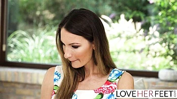 Натали Грейс сосет пальцы в изящном фетиш-сексе