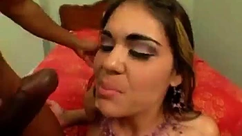 Olivia latina chupando pau preto grande no doggy e cowgirl