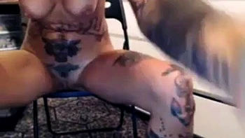 Татуированная коротко стриженная шлюха мастурбирует