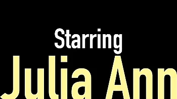 Юлия трахается пальцами и лижет киску