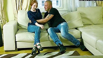 Mila rousse suce et baise un gros zizi veineux