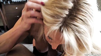 MILF blonde à grosses tétés suce un BBC en POV