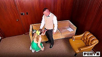 Therapeut bringt mir bei, meine großen Titten und Füße zu lieben