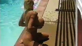 Blonde aux gros seins s’amuse à la piscine