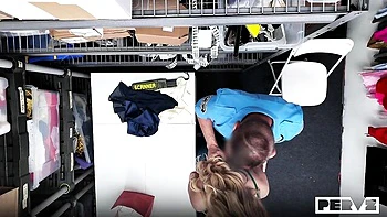 Ellie Tay chupando e cavalgando pau grande