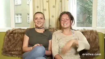 Ersties: Sofie macht erste Erfahrung mit einem Mädel und direkt vor Kamera