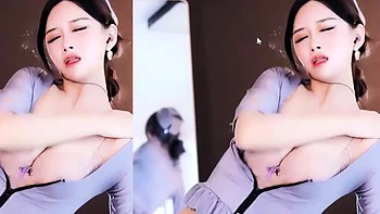Asian Teen Masturbates Close-Up on Webcam