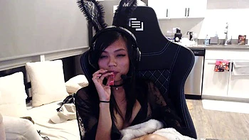 Teen Amateur Masturbates Hot on Webcam