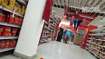 Loira gostosa sem calcinha no supermercado