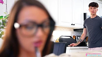 Brunette Stepsisters Breed Each Other - S1:E7