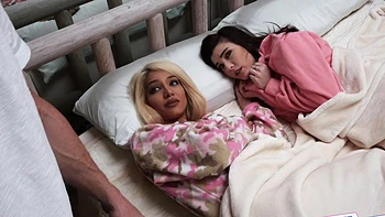 Blondes and brunettes in a wild threesome