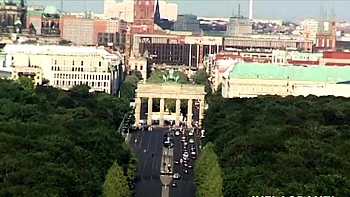 Horny babes gets fucked in public orgy